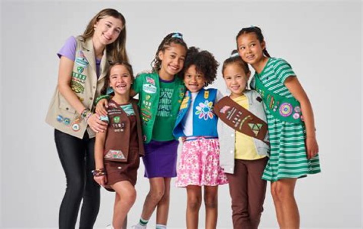 Do Girl Scouts still wear uniforms?