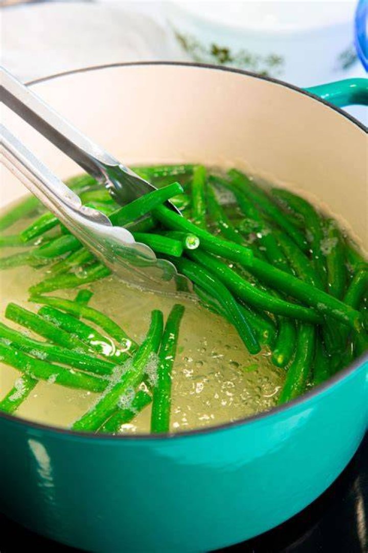 How do you blanch green beans?